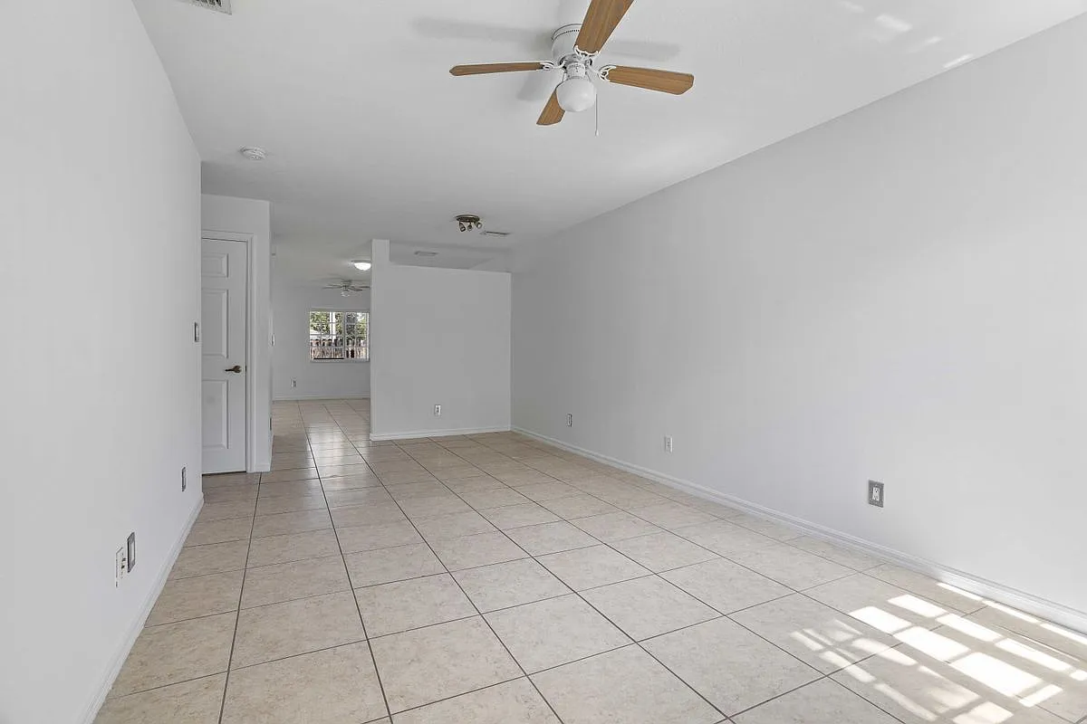 Building Photo - 330 SW 2nd Ave #3