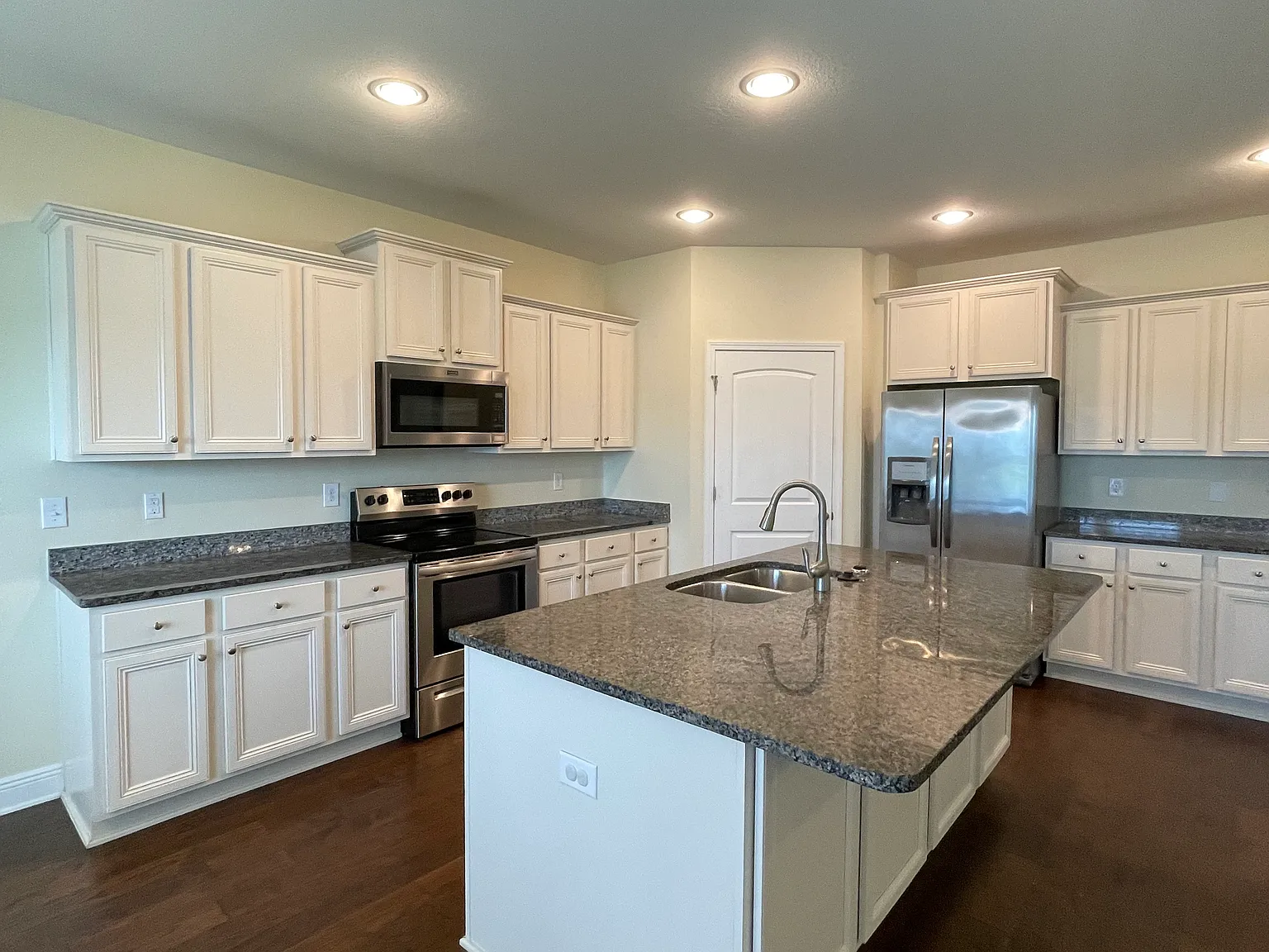 4 bed, 2.5 bath, 2252 sqft, $2,950 — Photo 3