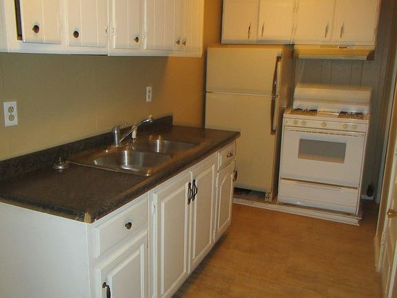 3rd image of 223 E 15th St #225