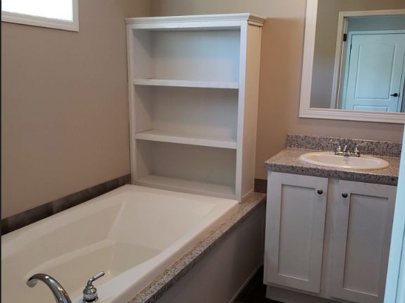 4th image of 590 Greenview Cir