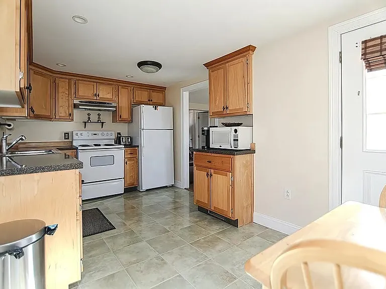 134 Lake Dr — Photo 2