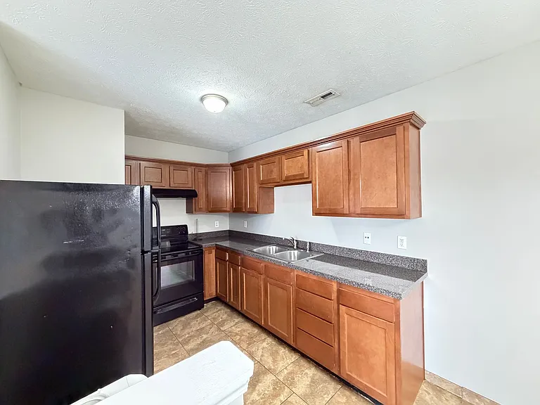 3600 Hillcross Drive — Photo 2