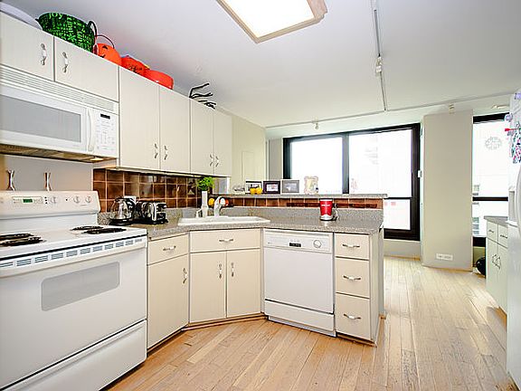 3rd image of 1030 N State St #10BC
