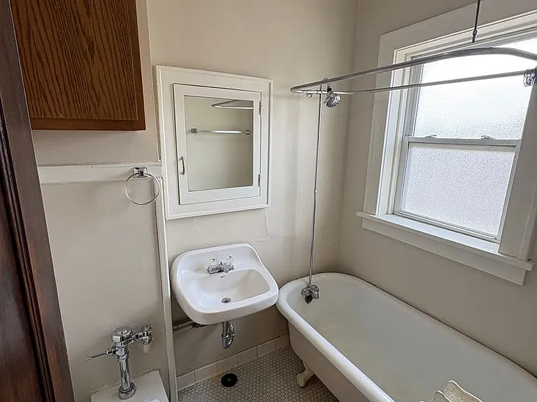 2464 Harney St — Photo 16