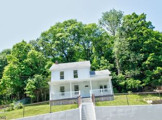 71 Reeve Ave, Bloomingdale, NJ 07403