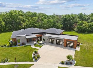 1258 Cherry Ridge Ct, Dubuque, IA 52003