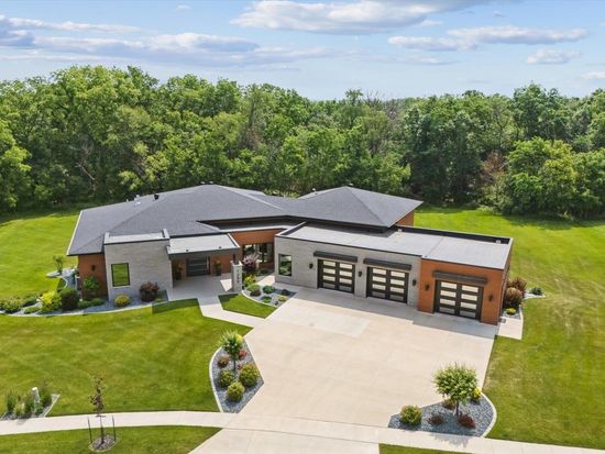 1258 Cherry Ridge Ct, Dubuque, IA 52003