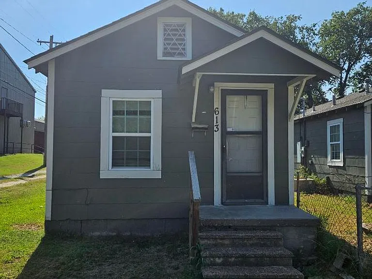 613 N Johnston St — Photo 1