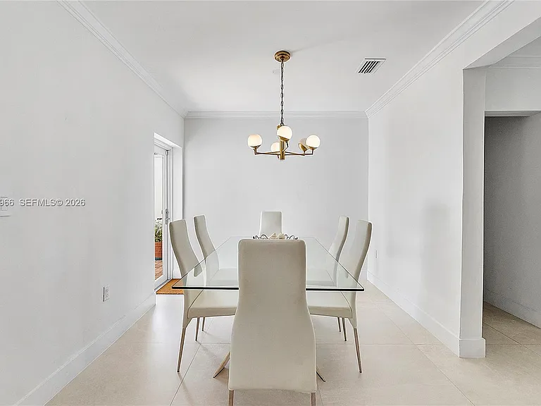301 Hampton Ln — Photo 13