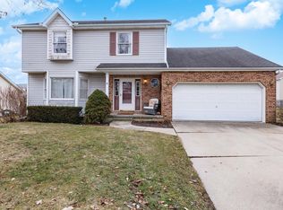 3 Knottingham Ct, Bloomington, IL 61704