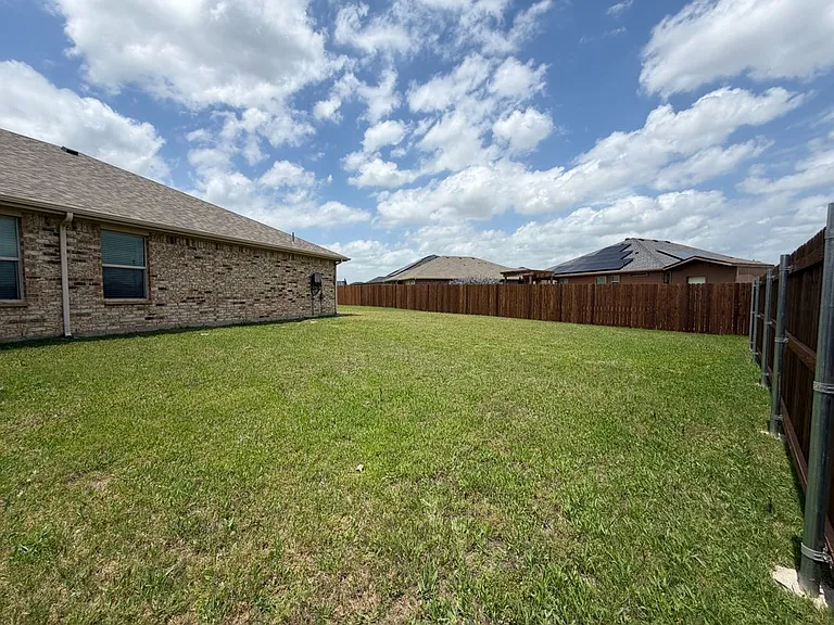 520 Cantebury Park Ln — Photo 20
