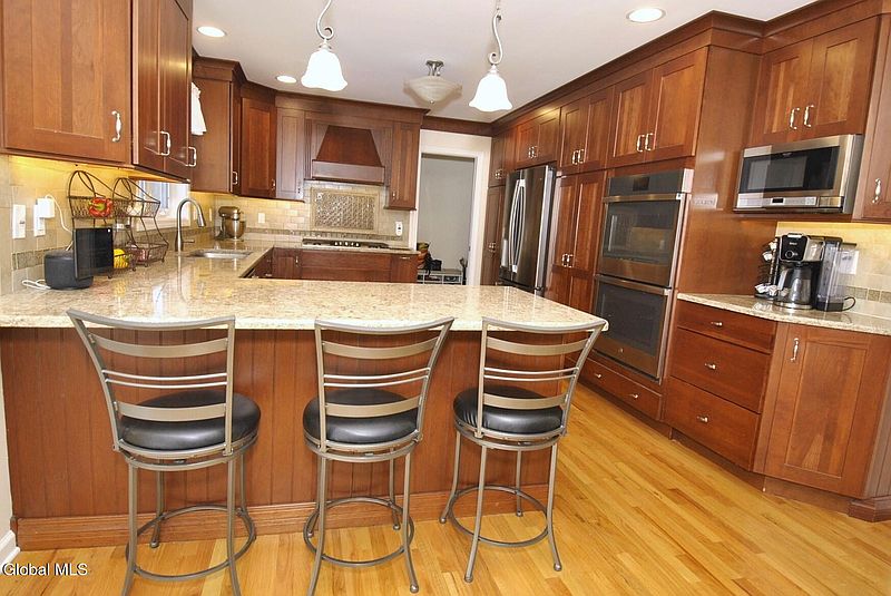 5th image of 22 Woodridge Drive