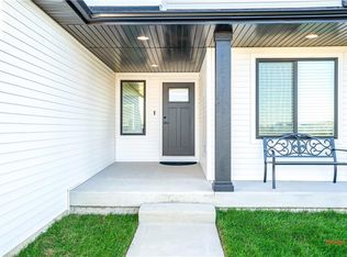 14719 N Valley Dr, Urbandale, IA 50323