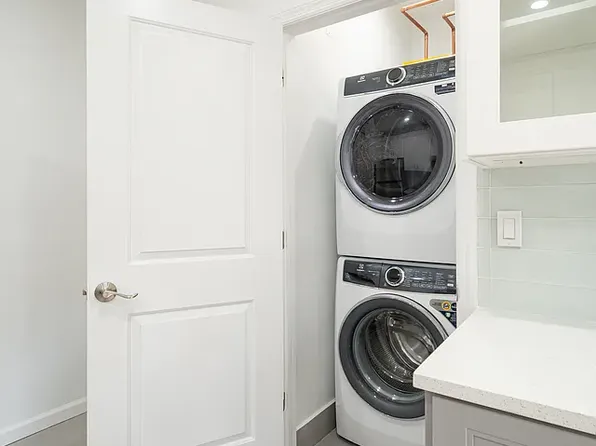 366 Metropolitan Avenue image 5 of 12