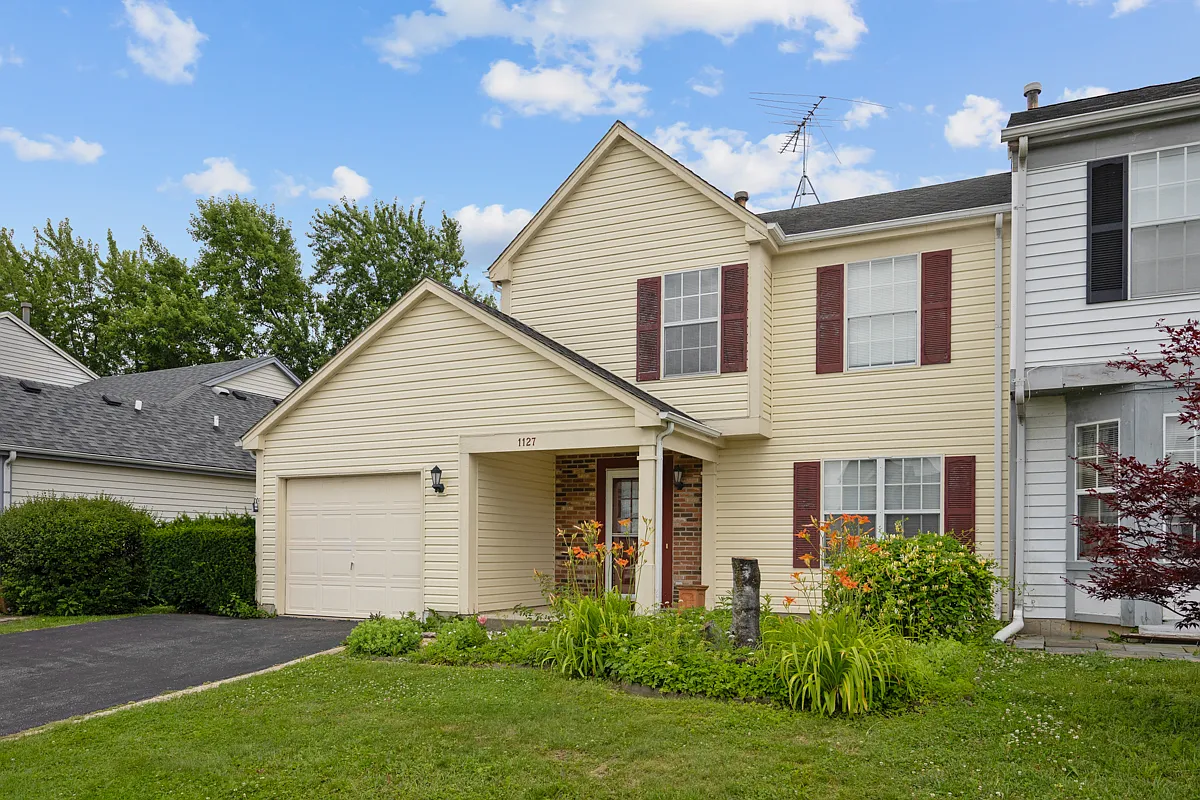 3 bed, 1.5 bath, 1860 sqft, $2,545 — Photo 2