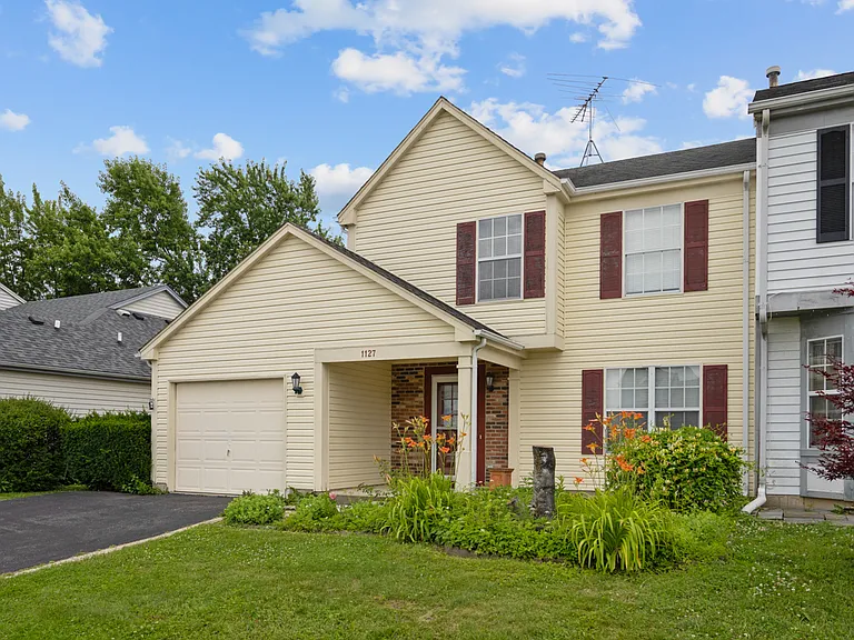 1127 Ashbrook Dr — Photo 2