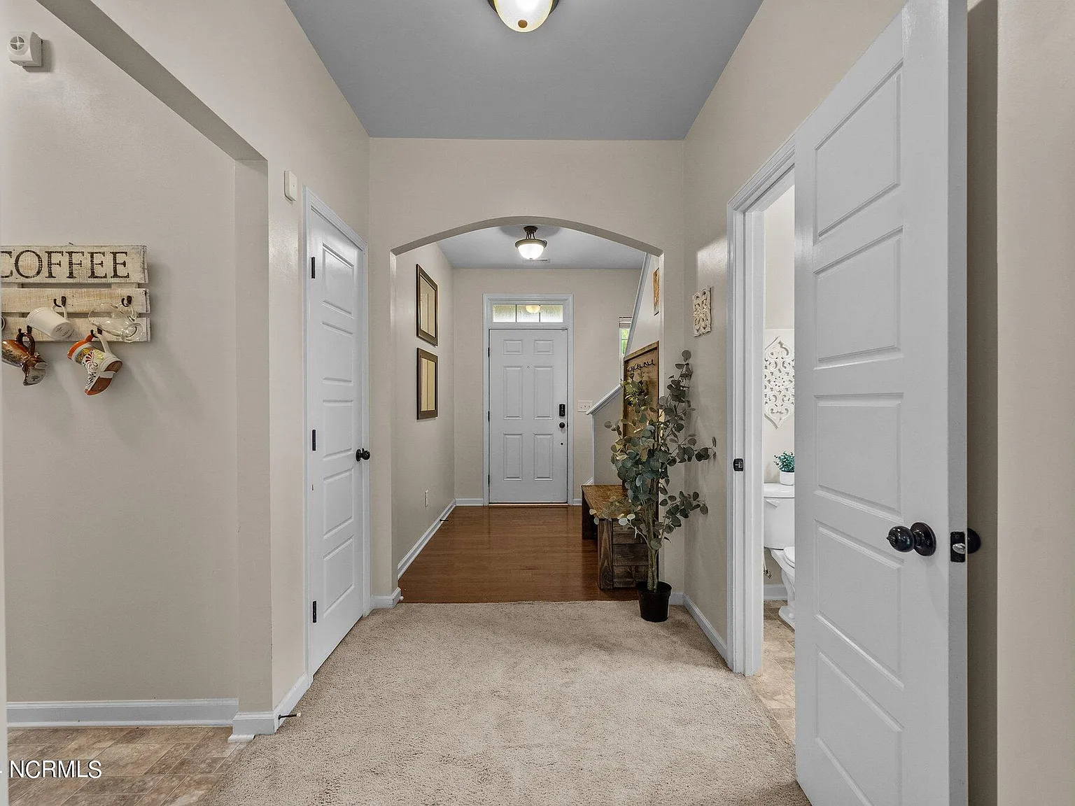 3 bed, 2.5 bath, 1920 sqft, $2,400 — Photo 4
