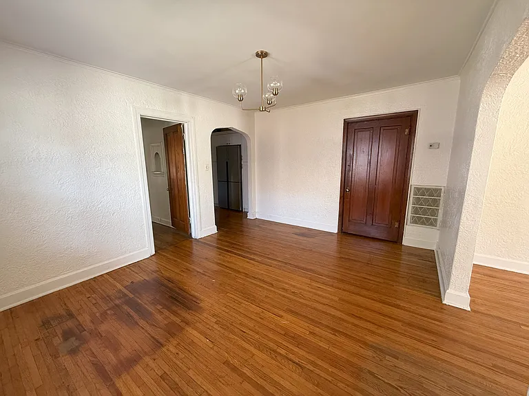 1611 S Lewis Ave — Photo 5