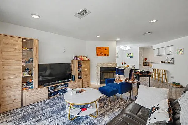 3 bed, 2.5 bath, 1701 sqft, $2,800 — Photo 4