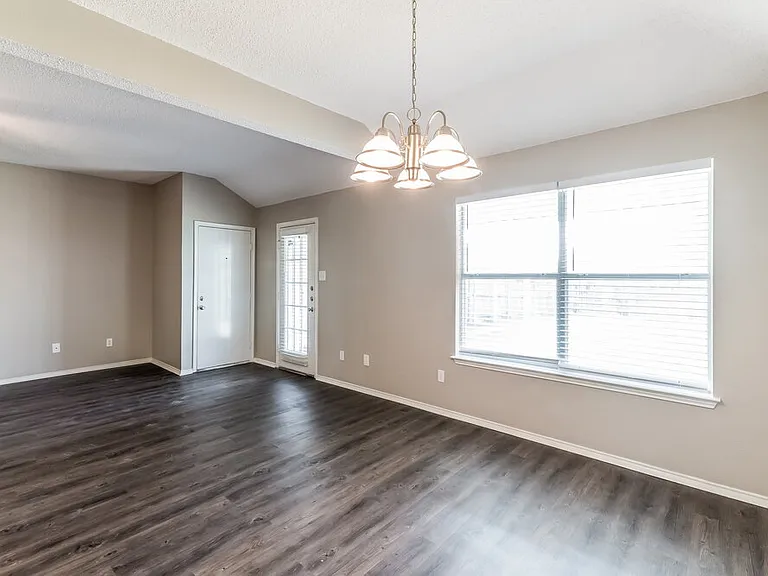 1433 Spicewood Dr — Photo 4