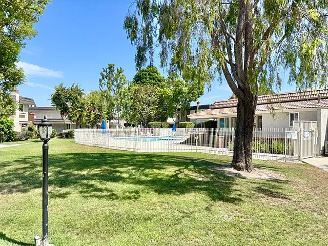 5035 Hampton Ct — Photo 3