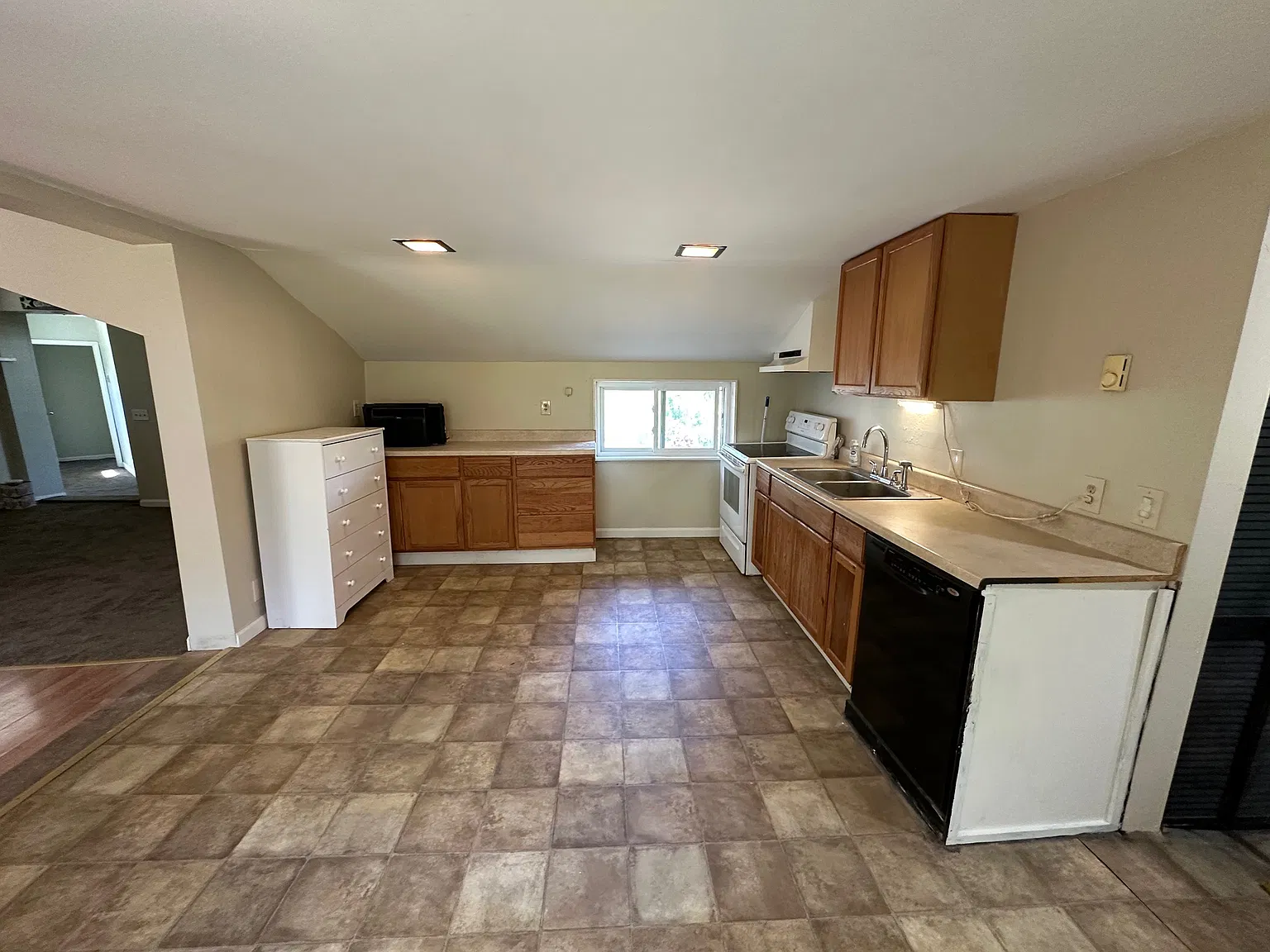 3 bed, 1050 sqft, $1,400 — Photo 1