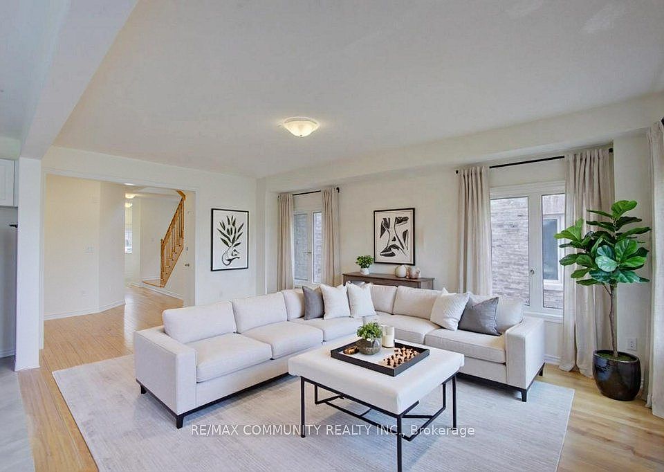 1st image of 299 Ridley Cres