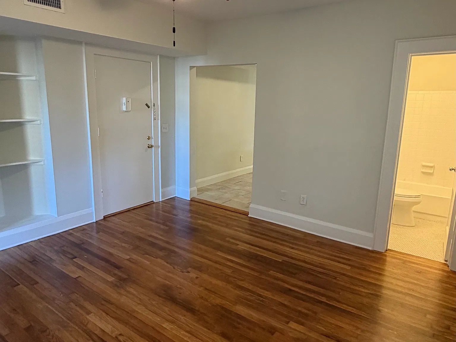1813 W Hills Ave — Photo 3