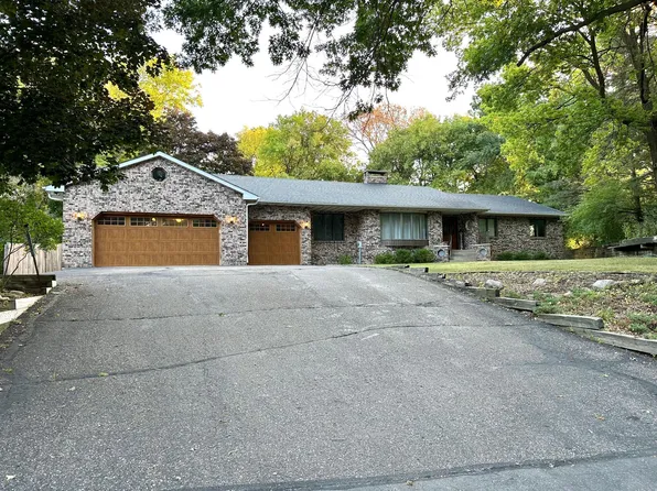 2320 Timber Trl E, Maplewood, MN 55119