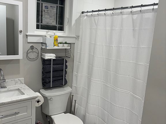Upper-level Shared bathroom with tub