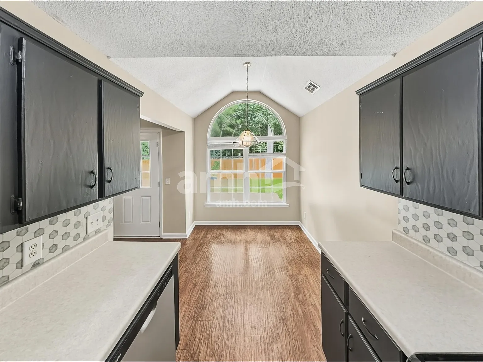 3 bed, 2.0 bath, 1337 sqft, $2,210 — Photo 4