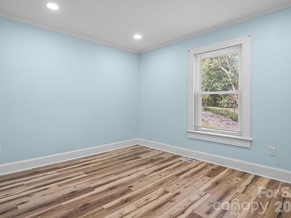 4th image of 102 Lake Dr