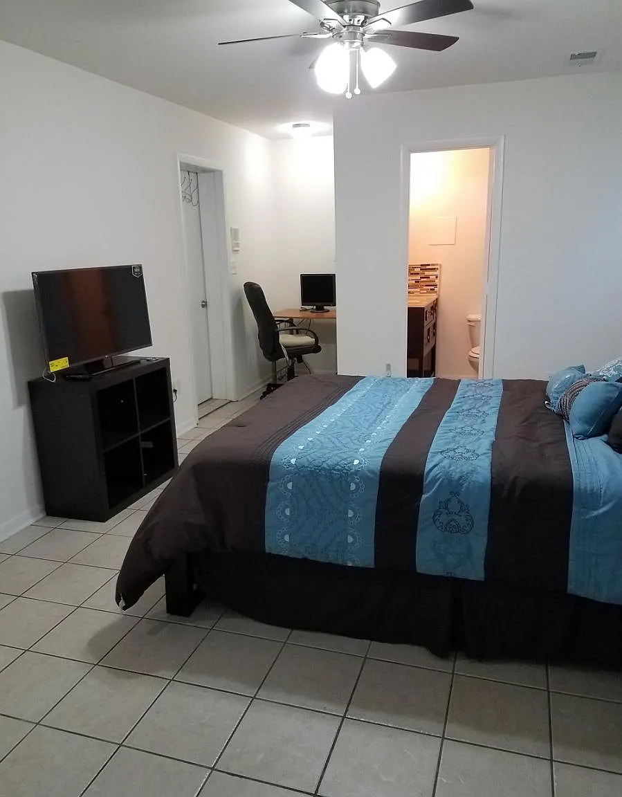 Studio, 400 sqft, $1,000 — Photo 1
