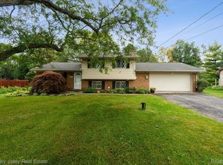 10560 Lafollette Dr, Brighton, MI