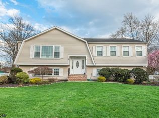 8 Cypress Ct, Fairfield, NJ