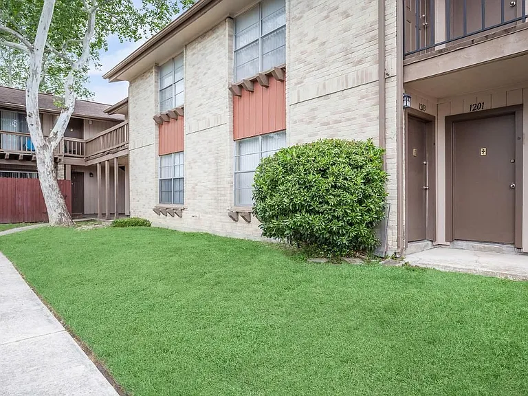 Forest Oaks — Photo 8
