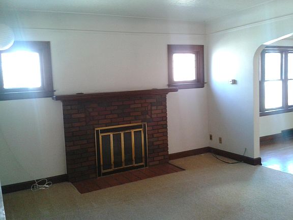 3rd image of 325 S Pleasant St Floor 1