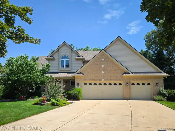 2836 Otter Ct, Wixom, MI 48393