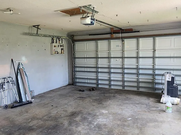 570 Capri Rd — Photo 2