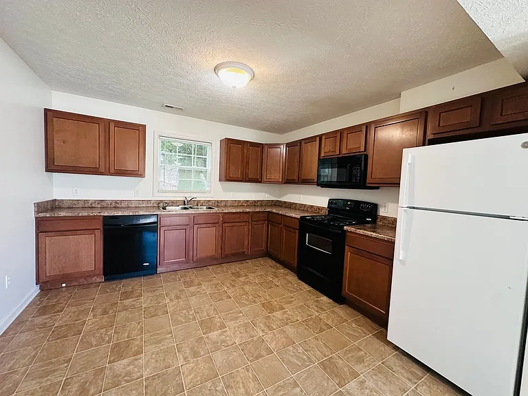 35 Station Ln NE — Photo 4