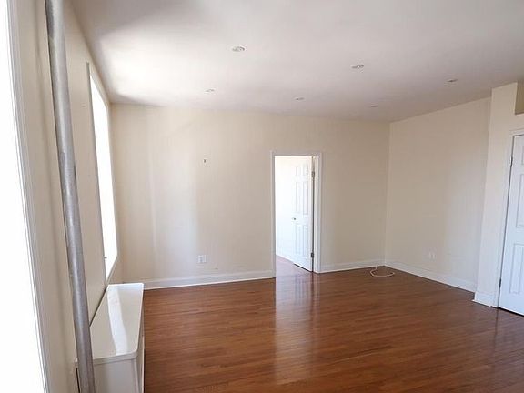 3rd image of 302 Avenue C #B3kf