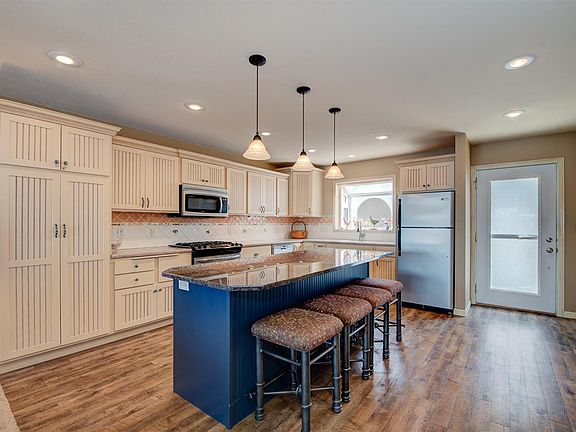 4th image of 249 Lakeshore Dr #4