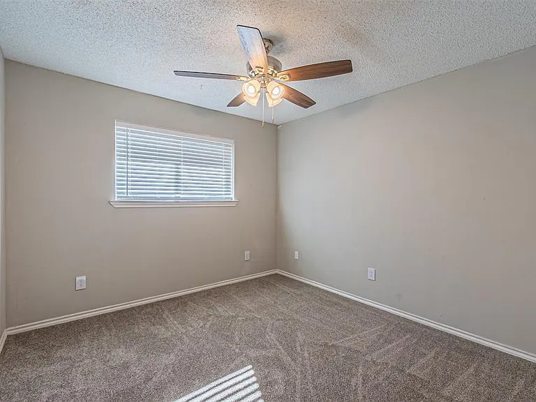 2801 Cambridgeshire Dr — Photo 23