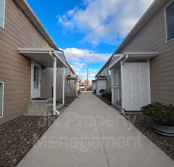819 6th Ave S #3 — Photo 2
