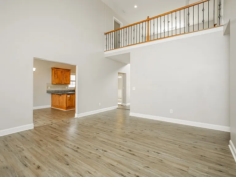 49 E Trafalgar Ct — Photo 5