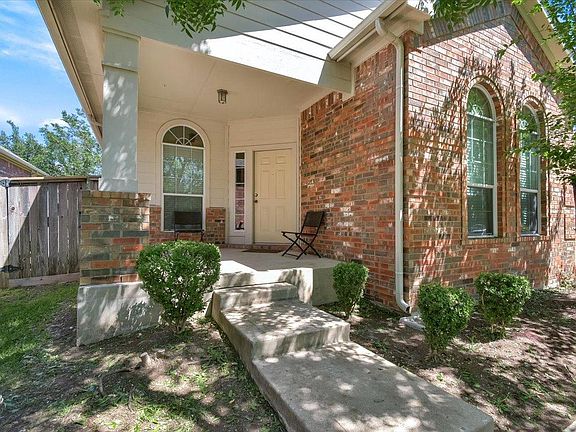 3rd image of 747 Bent Wood Pl