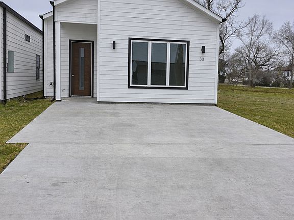 3rd image of 33 Foxshire Ln
