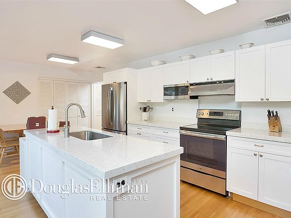4th image of 37 West Cir