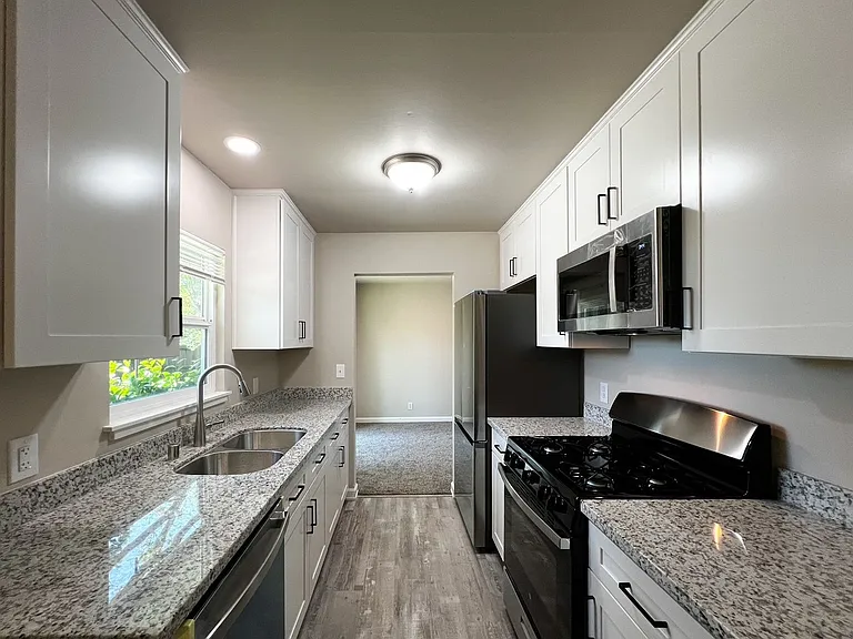 2105 Locust St — Photo 13