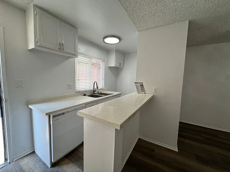 6736 Cleon Ave — Photo 15